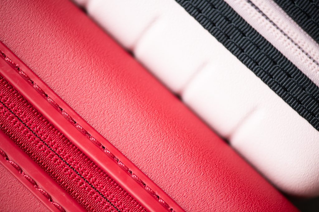 Away zipper details