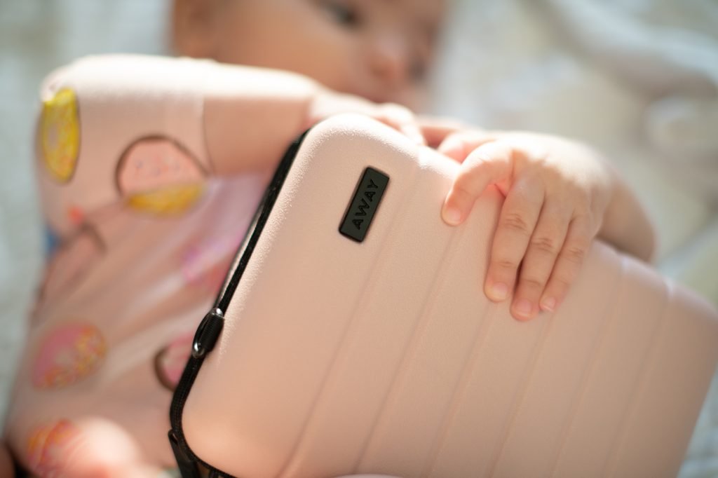 baby holds away mini
